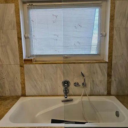 3 Bedder In Ilisia, Megaro Mousikis